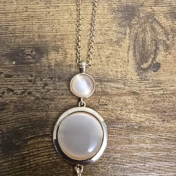 New paparazzi Gold and Cream Pendant Necklace and earrings set - Picture 2 of 7